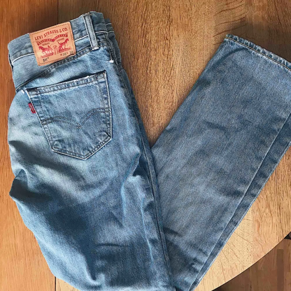 Säljer mina ursnygga levi’s jeans då de tyvärr blivit för små för mig! - rak passform - modell: 511 - står att det är 30w 30l men storleken är mer som ett par 25w - fråga gärna för mer info -möts gärna upp i sthlm, annars frakt😊. Jeans & Byxor.