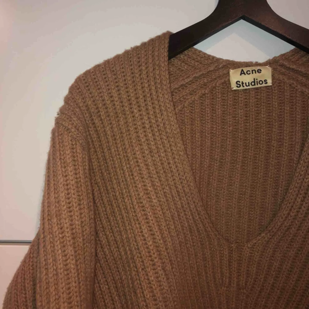 Underbar stickad tröja i 100% ull från Acne Studios. Modell Deborah Wool i färgen Caramel Brown. Storlek XS som passar XS-M beroende på önskad passform. Mycket sparsamt använd och i toppskick! Finns i butik nu för 2700kr. Stickat.