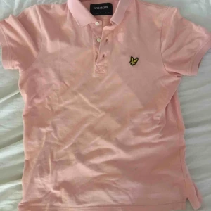  - Säljer min Lyle&scott tröja har använt den några gånger. fint skick inga håll eller slitningar ser ut som ny. Köpte den för skolfoto 