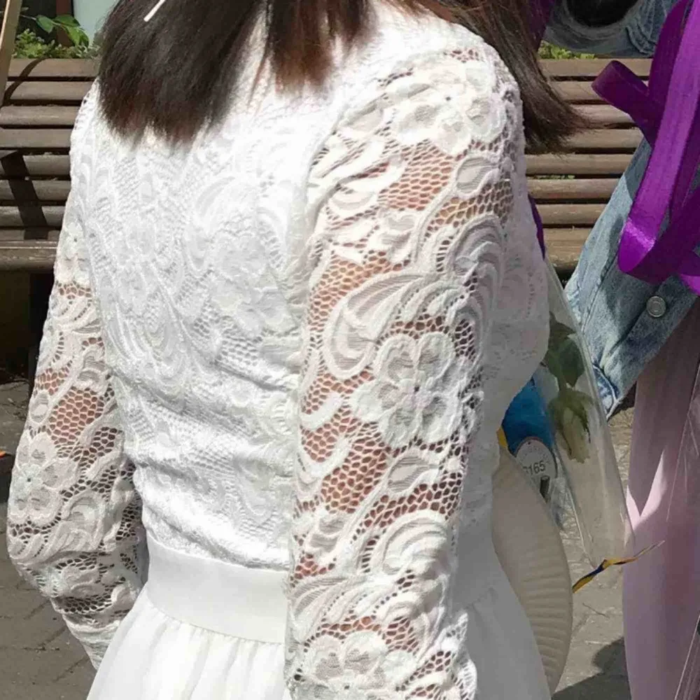 En vit klänning från Nelly,använd bara engång och är som ny. Köpare står för frakten (kan även mötas i Halmstad eller Göteborg). Klänningar.