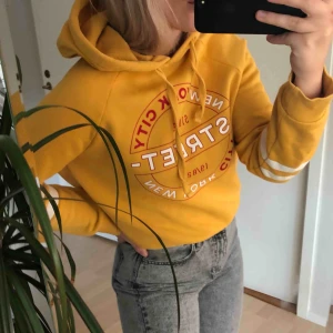 - Gul hoodie med fräck design från ginatricot. Nästintill oanvänd. Storlek M men passar för S också. Frakten inkluderat i priset! 🔥