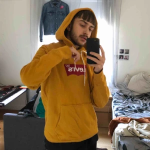  - Riktigt skön hoodie från Levis med stor luva! Sparsamt använd, snygg ocra färg för att göra sig redo för hösten! 