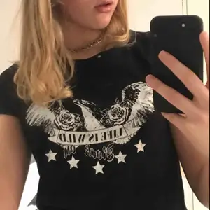 Svart t-shirt med tryck från ginatricot i bra skick. Säljer pga att jag inte använder den. Köparen står för frakt (under 20)