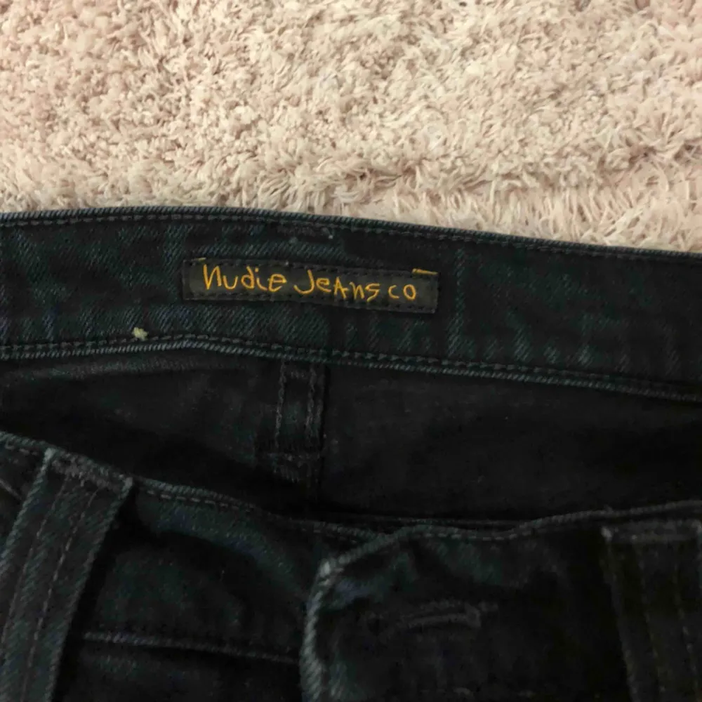 Tajta svarta Nudie jeans, använda 2 gånger, köpta för 1400 kr. Klippt bort storlekslapp men en mindre storlek 36 ungefär. Fraktar för 66 kr. Jeans & Byxor.