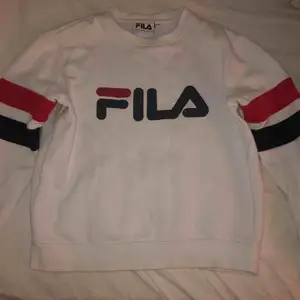 Jätte snygg fila tröja som är köpt på JD sports i Amsterdam! Mjuk och skön, men ingen oversized tröja eftersom att den är i XS. Pris kan diskuteras. 