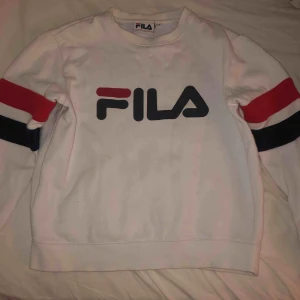  - Jätte snygg fila tröja som är köpt på JD sports i Amsterdam! Mjuk och skön, men ingen oversized tröja eftersom att den är i XS. Pris kan diskuteras. 
