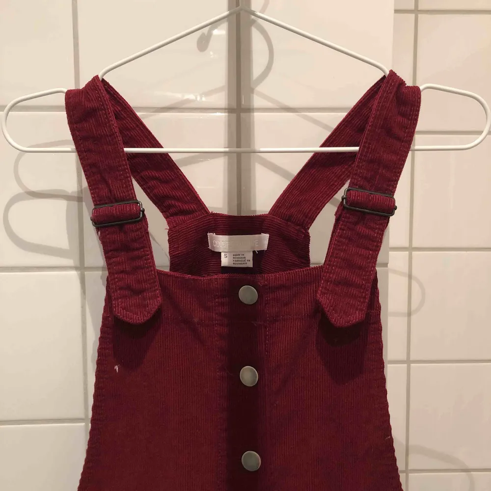 Jättefin röd hängselklänning av Manchester, från Urban Outfitters. Hängslena går att justera. Säljer pga tyvärr för liten.. Klänningar.