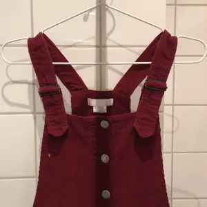 Jättefin röd hängselklänning av Manchester, från Urban Outfitters. Hängslena går att justera. Säljer pga tyvärr för liten.