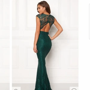  - Valencia Lace  elastan.  Tvättråd: Tvätt 30°.  Modellens längd & Storlek: 172 cm | 38  Lyxig långklänning i spets från BUBBLEROOM. - Tillverkad i en skön stretchig kvalitét. - Knäpps med fyra små knappar i ryggen. - Försluts även med en dold dragkedja i ryggen. - Djup smickrande V-ringning. - Klänningens längd från axeln: 158 cm i storlek 36. 