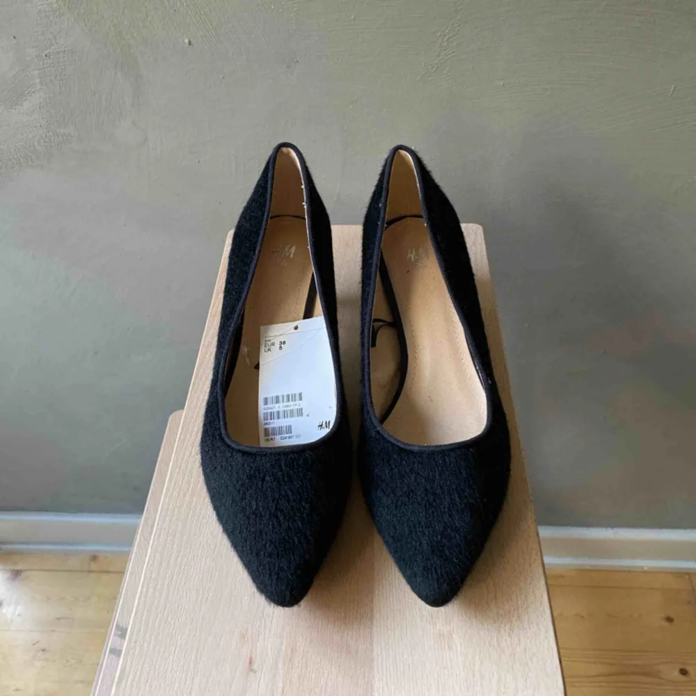 Helt oanvända skor med trendig taxklack från H&M i ”päls”. Frakt betalas av köparen 📦 tar swish 💕. Skor.