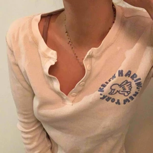  - Keith Harington tröja från Uniqlo med lite trekvartsaktig ärm, det står M men skulle säga att den passar bättre på någon som är S-XS💞