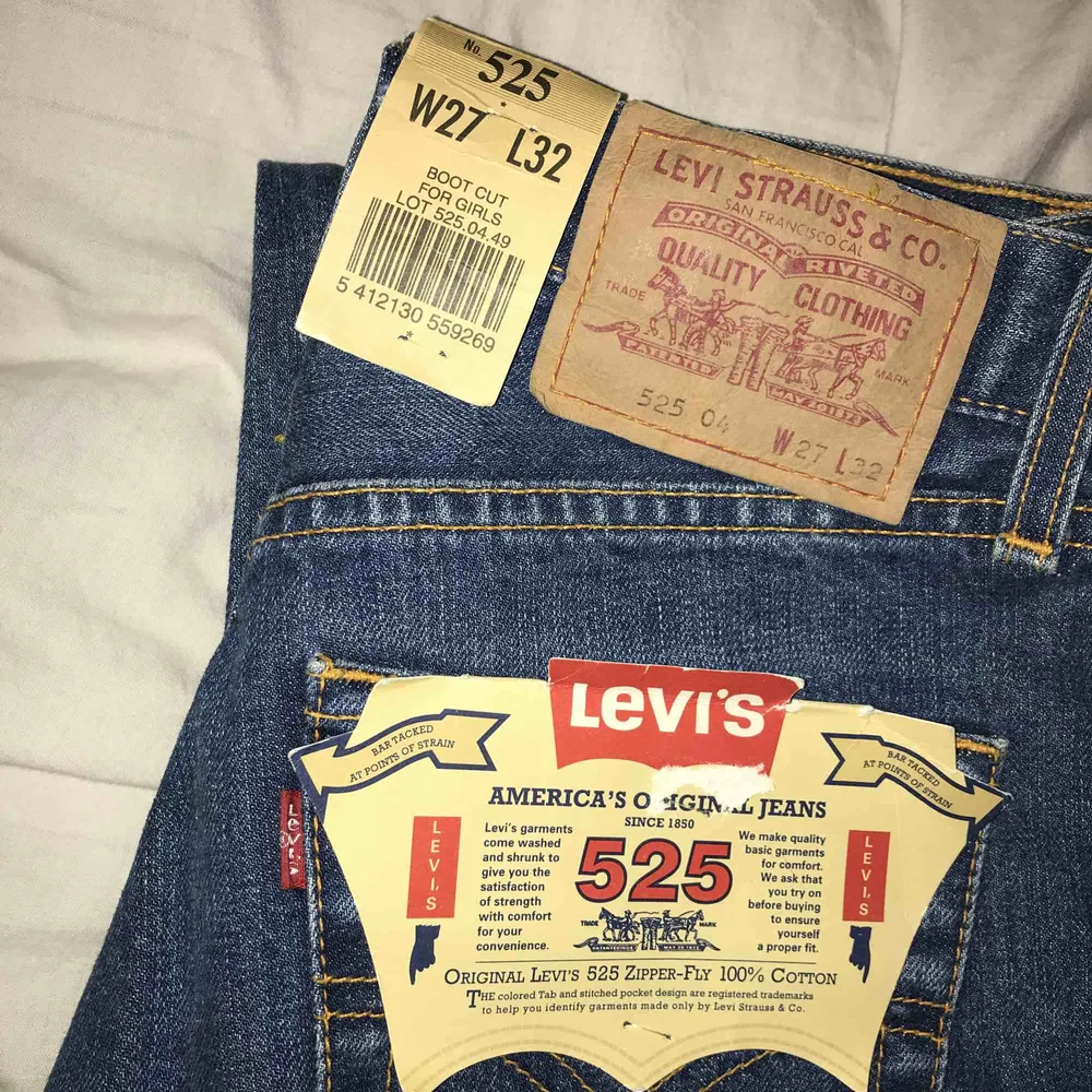 Helt oanvända Levis jeans i en retro modell 525, bootcut! Storlek 27, något små i storleken  Köparen betalar frakt på 70kr❤️. Jeans & Byxor.