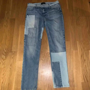  - Ljusblåa lappade jeans från Black Orchid. Använda 1-2 gånger. Köparen står för frakten 🎀🍀