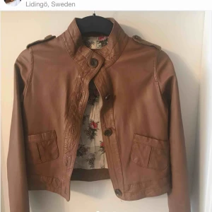  - Sparsamt använd skinnjacka från american Outfitters, skulle nog säga att den passar en xxs/xs!
