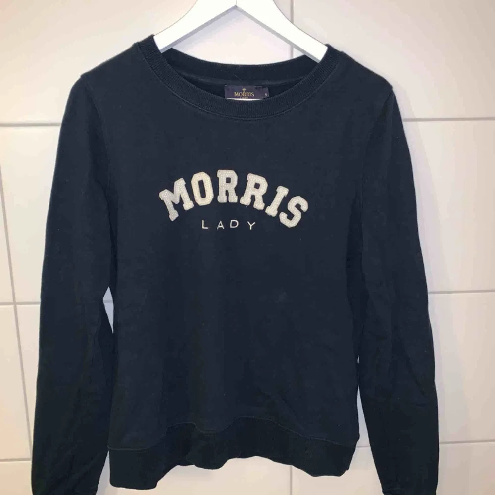 Marinblå fin sweater från Morris, ursprungspris 999kr. Fint skick och bra kvalité. Hoodies.