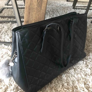  - Väldigt fin och rymlig svart handväska från Don Donna:)  Köpt för ca 400kr  Kan mötas i nacka eller i slussen, om köparen vill ha väskan skickad till dig står köparen för frakten  Betalning sker via swish