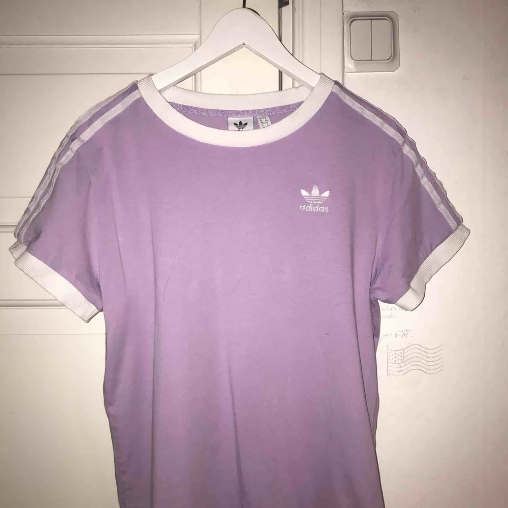 En violfärgad adidas t-shirt använd fåtal gånger. T-shirts.