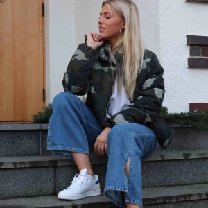  - Byxor med slits. Frakt 63kr spårbart tillkommer :)