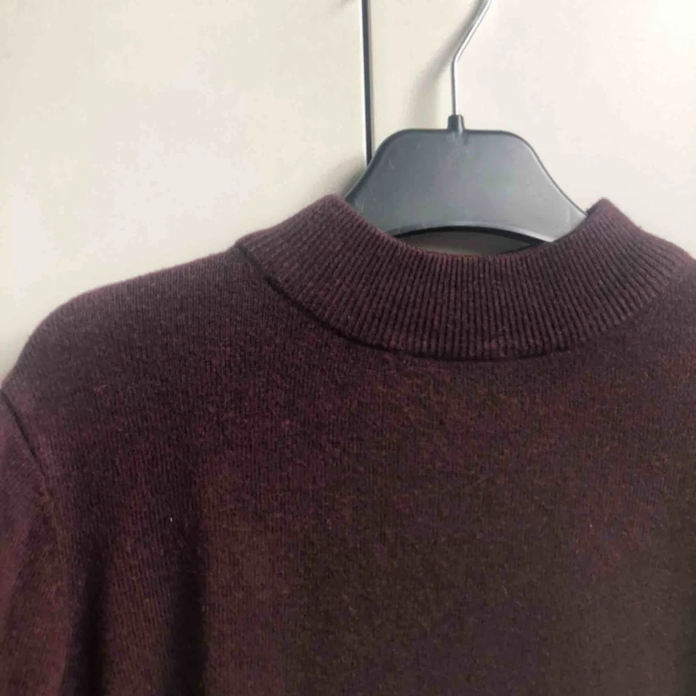 Jag säljer en av mina favvis-tröjor då den inte kommer till samma användning längre. Det är en flitigt använd vinröd turtle neck i mycket fint skick. Pris 80kr. Frakt tillkommer. Hör av dig om du har frågor💕. Tröjor & Koftor.