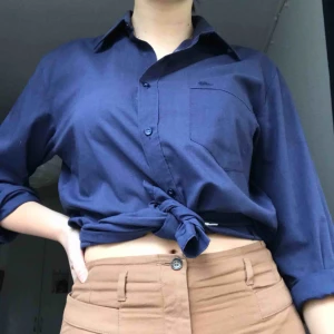  - Jättefin marinblå skjorta som funkar till både lite fancy stunder och casual🥰💙