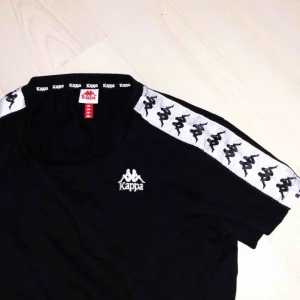  - Skitsnygg croppad t-shirt från kappa, aldrig använd och säljer pga det inte riktigt är min stil