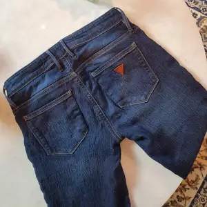Guess jeans, aldrig använda.   Kan nötas upp i Huddinge, Älvsjö, Årsta, Globen & Västberga 