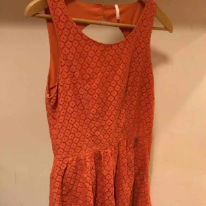  - Klänning från ONLY i ”serice” färg, använd 1 gång vid skolavslutning. Detalj med öppen rygg! Fin och bra skick, nästan nytt. Storlek 36, men passar en 38  Inköpt för 400kr  Mitt pris: 100kr🌸