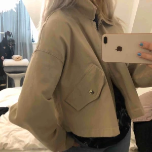  - Ursnygg beige jacka från zara, storlek S men lite oversize i modellen, säljer då den ej kommer till användning⚡️💥