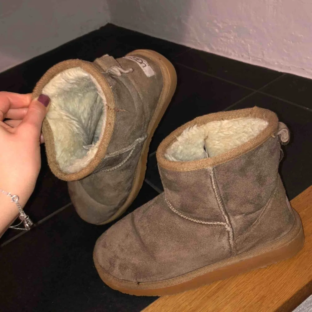 Gulliga Uggs i riktigt bra skick! Säljer för att det tyvärr inte används längre och så tänker jag att det är bättre att köpa uggs second hand än att köpa nya😊 hör gärna av er kring frågor osv så svarar jag fort ❤️. Skor.