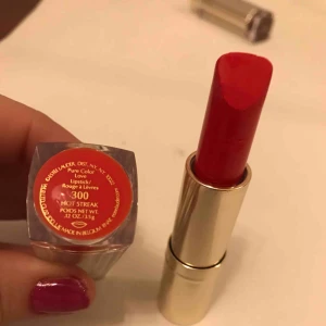  - Mega rött! Levande. Av Estée Lauder . Jag testade denna! Den e inte helt ny. Men bara några gånger. Nästan helt ny. 