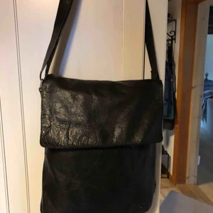  - Svart skinnväska (äkta) 