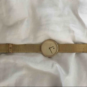  - Guldklocka från asos. Batteriet funkar ej