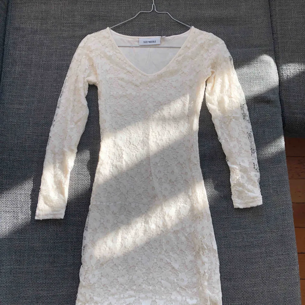 Soft but tight, lace with flower print material, ok condition (it does wash out) definitely the perfect party dress makes everything look amazing.  Mjukt men tätt, spets med blommatryckmaterial, ok skick  . Klänningar.