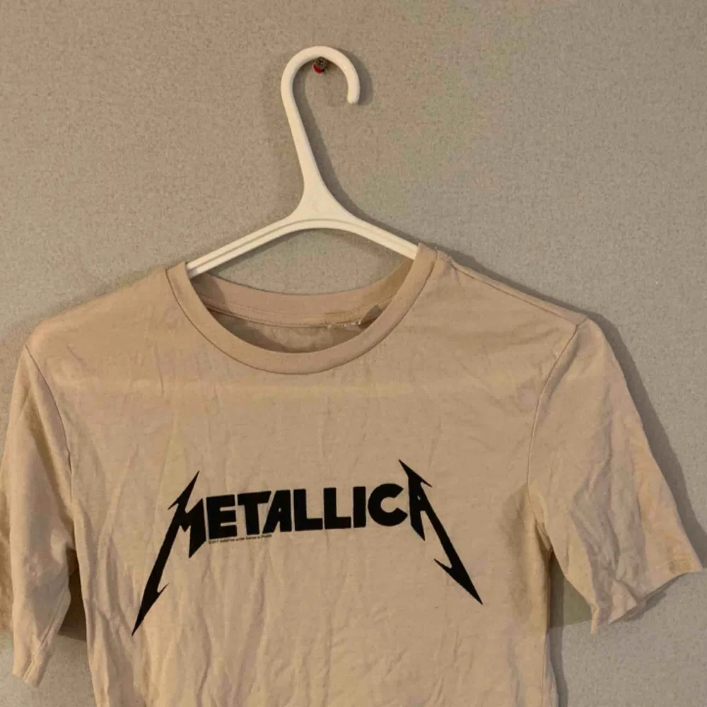 Snygg Metallica t-shirt!!! Aldrig använd, köpt för länge sen på H&M. Frakt tillkommer . T-shirts.