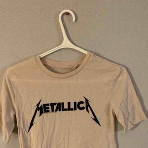 Snygg Metallica t-shirt!!! Aldrig använd, köpt för länge sen på H&M. Frakt tillkommer 