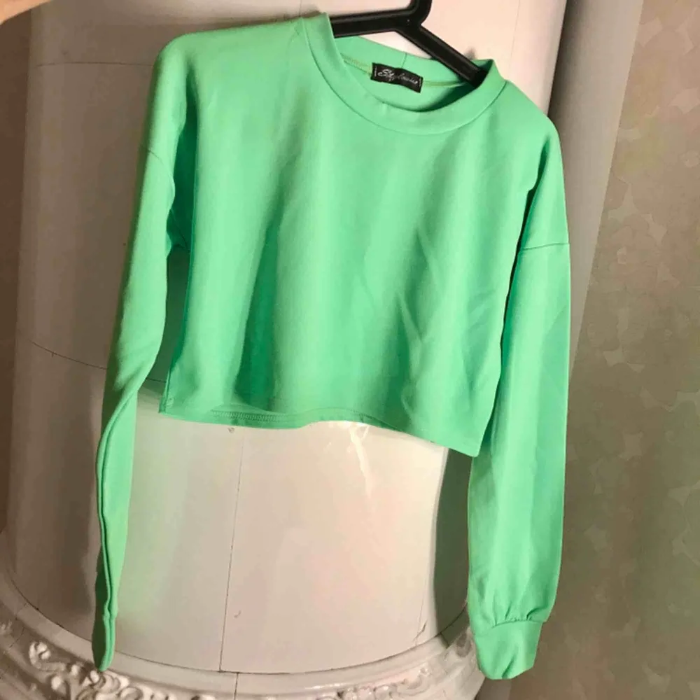 Säljer denna ursnygga neongröna croppad tröja ifrån JFR💚 Aldrig använd då den är lite för kort för min smak, köpt för typ 250kr 🌟 frakt 27kr 🍂. Skjortor.