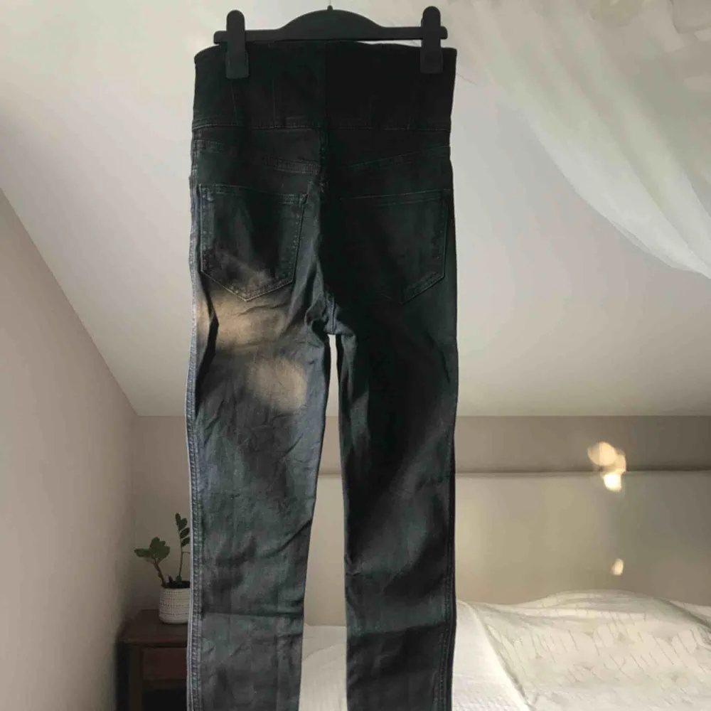 Asballa svarta jeans med snygg passform! Från asos💙 frakt mellan 36-54kr. Jeans & Byxor.