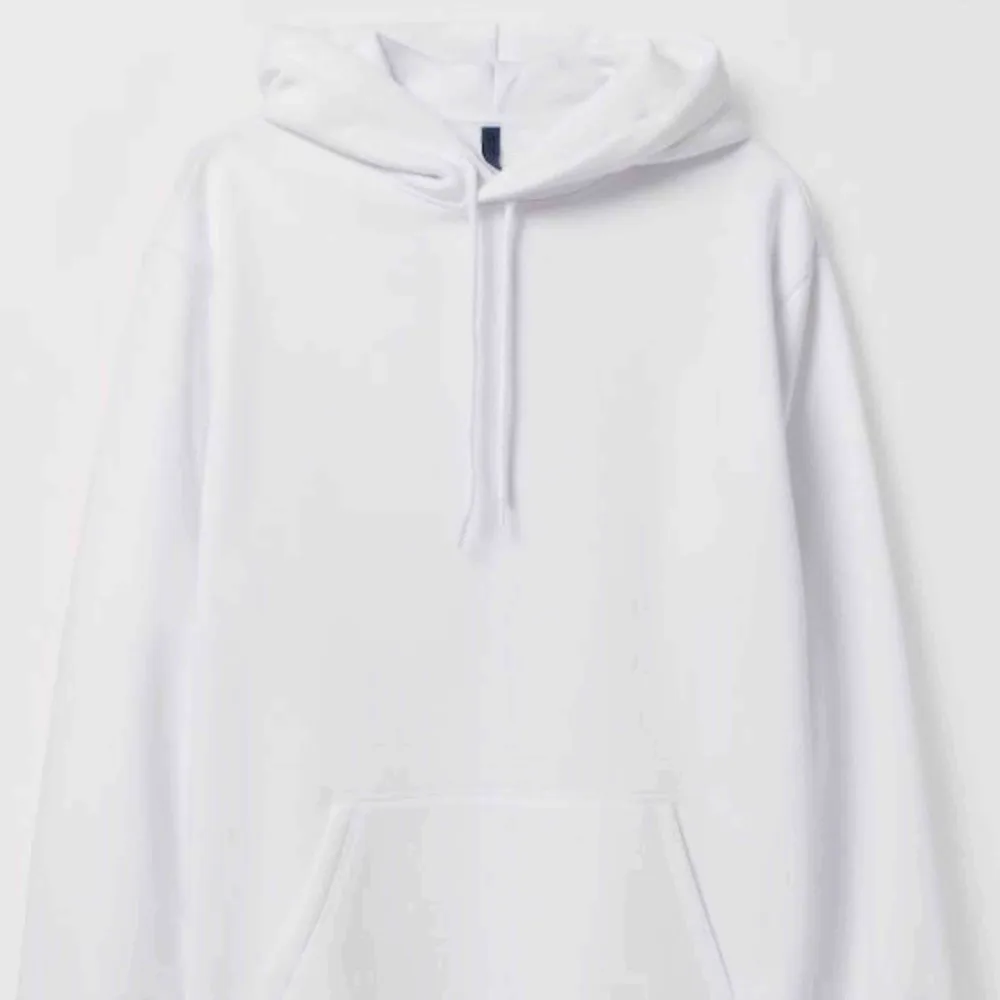 KRIIIISPIG vit hoodie från H&Ms herravdelning! Storlek XS, passar perfekt på mig med XS/S som storlek. Använd typ 1 gång. Skön och passar till allt 💐. Hoodies.