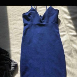  - Fin klänning i storlek XS från bikbok. Sitter jätte fint. Kan fraktas eller hämtas i Västerås.