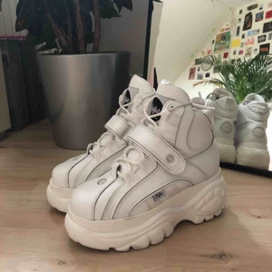  - Säljer mina skitsnygga High top Buffalo skor eftersom jag inte använder dem. Har använt dem ute ca. 3-4 gånger, så de är nästan som nya. Nypris: 1899kr