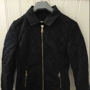  - Höst/vår Jacka från Massimo Dutti i storlek S 