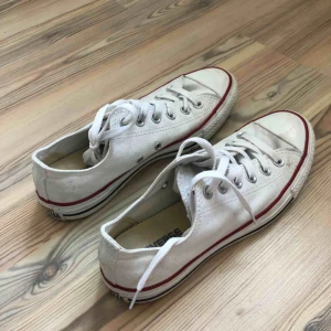  - Vita låga Converse som är använda ca 5 gånger och är i VÄLDIGT bra skick. Frakt tillkommer. 