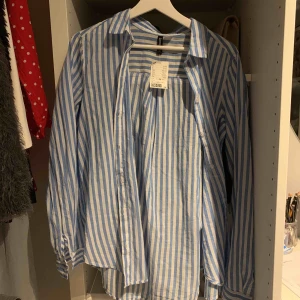 - Fin randig skjorta från hm! Aldrig använd och med prislappen kvar, säljer då den tyvärr är för stor för mig
