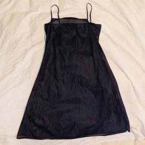  - Sheer 90s slip/klänning.  Går ungefär till mitten av låret/nästan till knäna. 