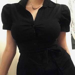 Medellång, svart skjortklänning med knappar och ett skärp att knyta! Jättesöta puffärmar 👸 