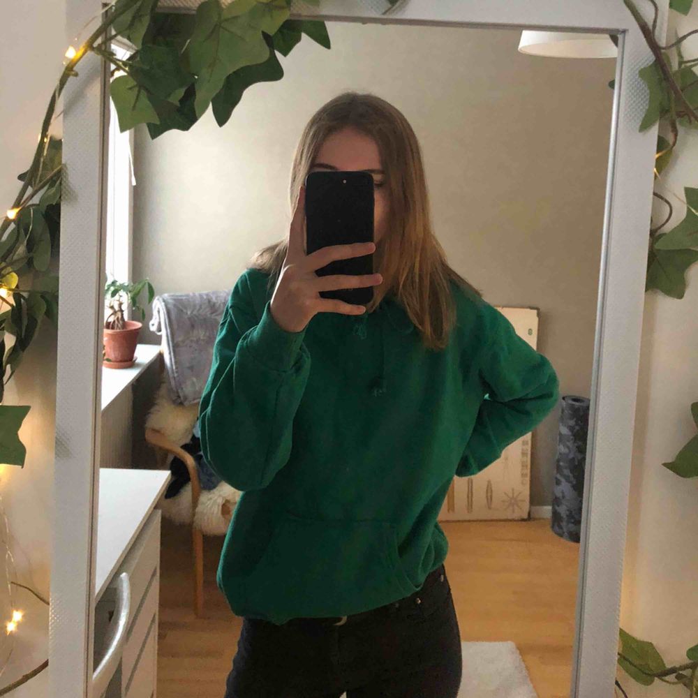 Grön hoodie från Pull&Bear, köpt för ca 1 år sedan och i gott skick. Supermysig, sitter oversize på mig som har storlek S. Frakt tillkommer 🌾. Huvtröjor & Träningströjor.