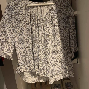  - Fin uringad blus!! Från lager 157, sparsamt använd