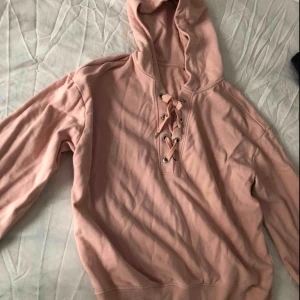  - Hoddie med knytning fram