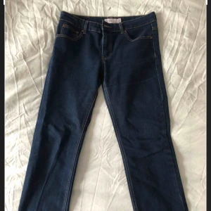  - Jeans i rak modell passar en s/m