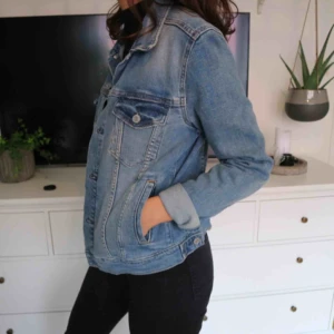  - Jeansjacka från &Demin. Materialet är lite stretch och i mkt fint skick!!  Köparen står för frakt.